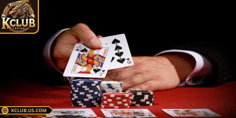 Sâm Lốc KCLUB - Tựa Game Giải Trí Siêu Cuốn Hút, Thú Vị 3 Cược thủ hãy giữ quân cao và chặn đúng thời điểm